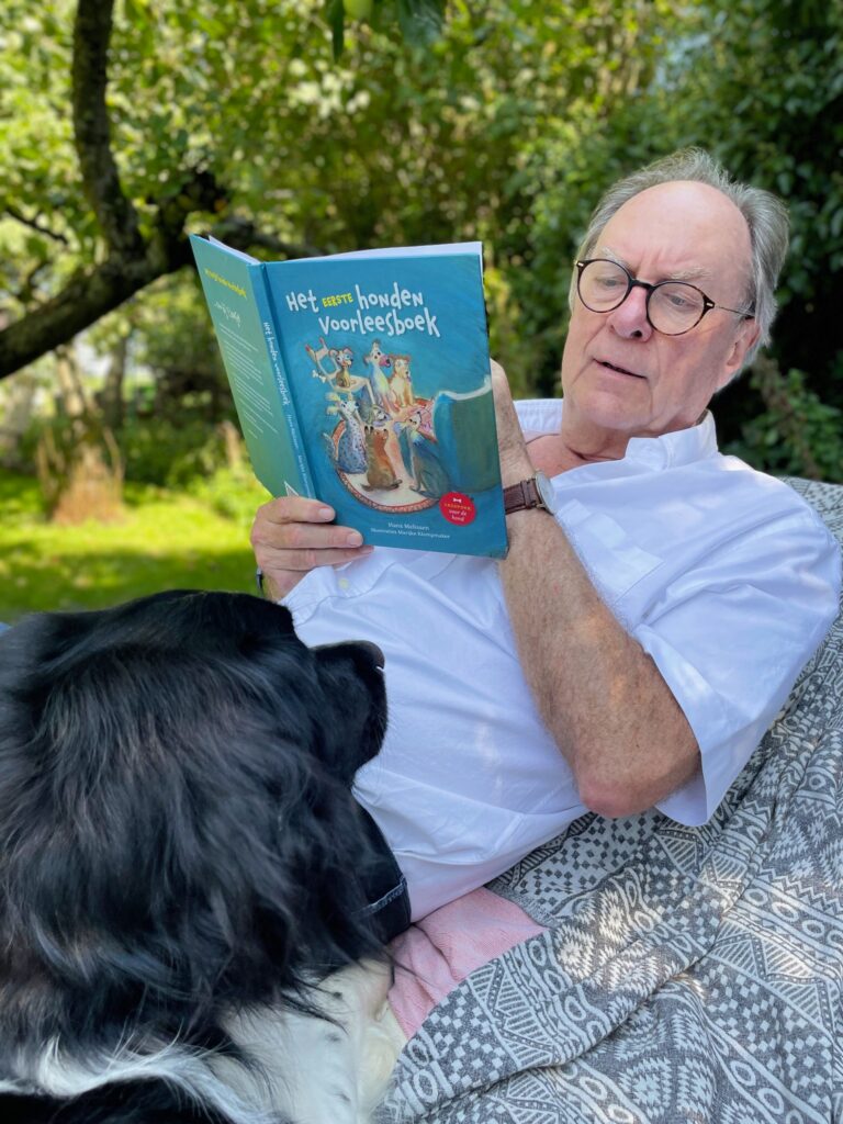 Foto Hans Melissen met voorleesboek voor honden