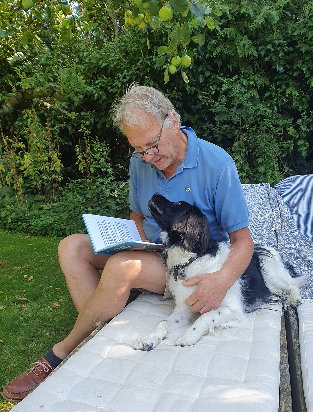 Hond voorlezen uit het eerste hondenvoorleesboek Kom bij 't Baasje