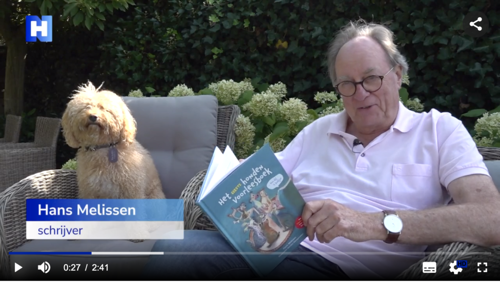 Hans Melissen leest voor uit voorleesboek voor honden